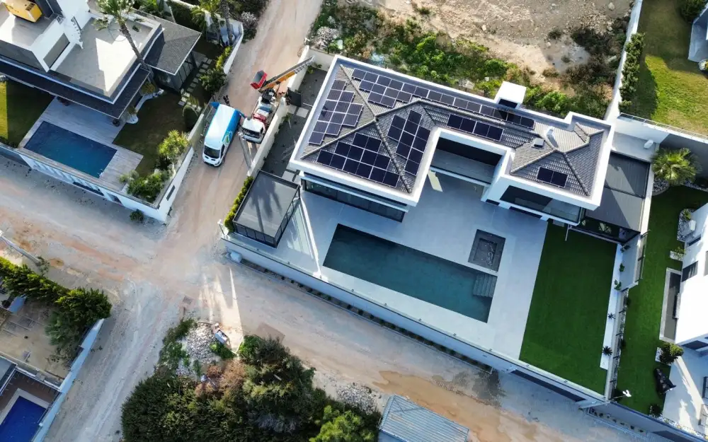 Güneş enerjisi sistemi kurulmuş modern villa — İsos Enerji projesi
